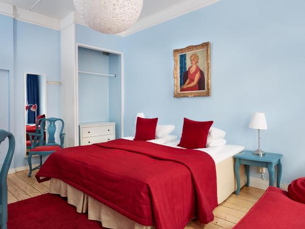 Hotel Hornsgatan : photo 2 de la chambre chambre lits jumeaux avec salle de bains commune dans couloir