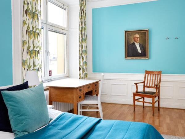 Hotel Hornsgatan : photo 4 de la chambre chambre lits jumeaux avec salle de bains commune dans couloir