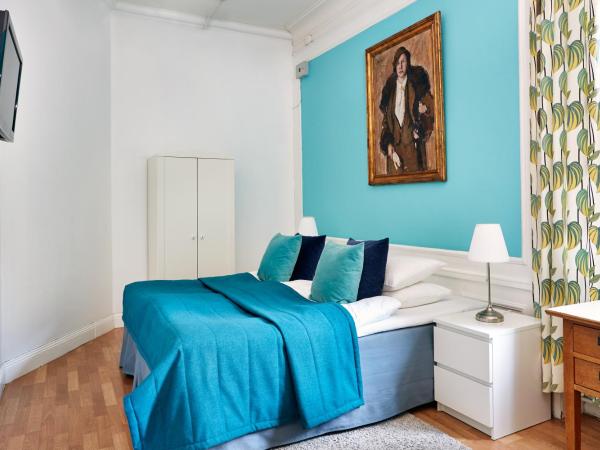 Hotel Hornsgatan : photo 5 de la chambre chambre lits jumeaux avec salle de bains commune dans couloir