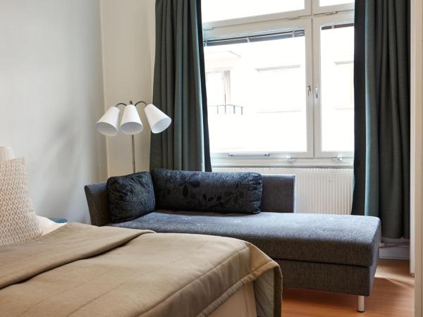 Hotel Hornsgatan : photo 6 de la chambre chambre triple avec salle de bains commune dans couloir