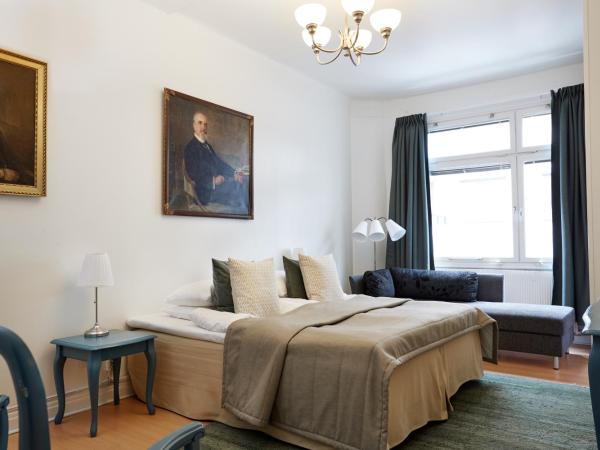 Hotel Hornsgatan : photo 4 de la chambre chambre triple avec salle de bains commune dans couloir