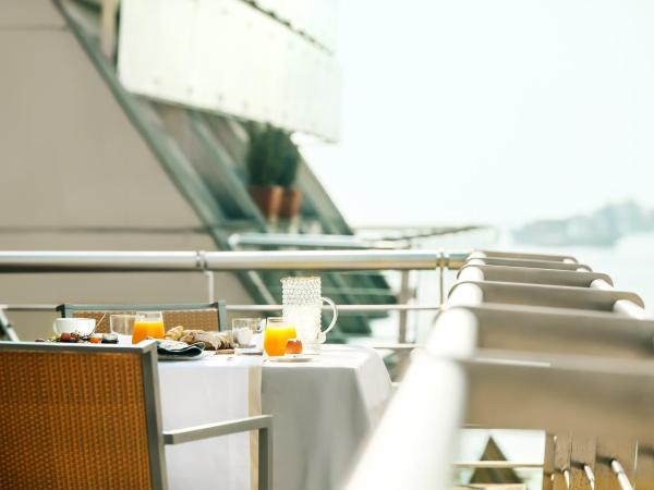 Daios Luxury Living : photo 2 de la chambre suite junior - vue latérale sur mer