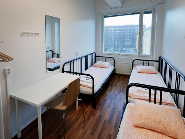 CheapSleep Hostel Helsinki : photo 5 de la chambre chambre triple avec salle de bains commune