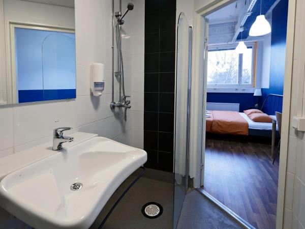 CheapSleep Hostel Helsinki : photo 6 de la chambre chambre double avec salle de bains privative