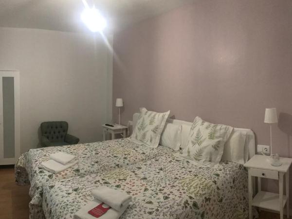 Alojamientos Olga : photo 9 de la chambre chambre lits jumeaux avec salle de bains commune