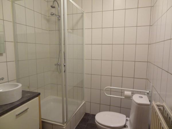 Logies Ocelot : photo 4 de la chambre chambre familiale avec douche et toilettes communes (2 adultes + 2 enfants)