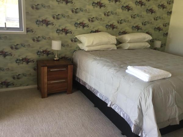Golfcourse Road Chalets and Lodge : photo 1 de la chambre chambre lit king-size ou lits jumeaux supérieure