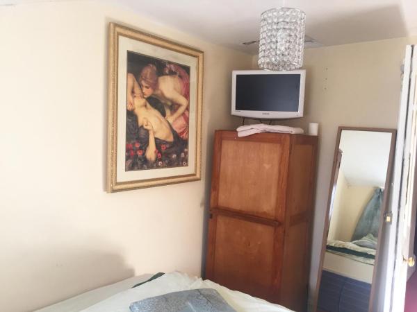 Embassie Backpackers : photo 1 de la chambre chambre double avec salle de bains commune