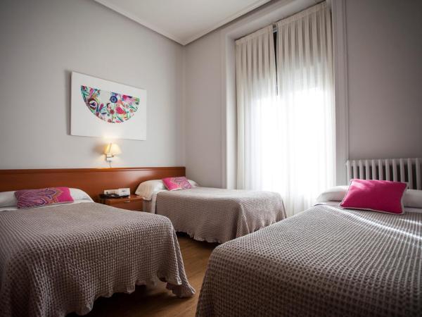 Hostal Santa Cruz : photo 1 de la chambre chambre double avec lit d'appoint