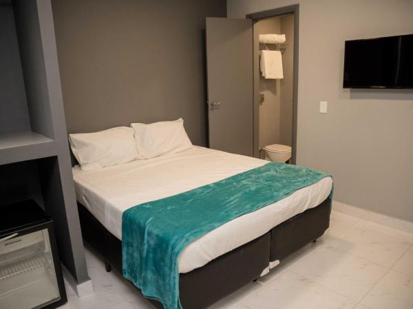 REF House Barra Da Tijuca : photo 2 de la chambre suite lit queen-size - vue sur piscine