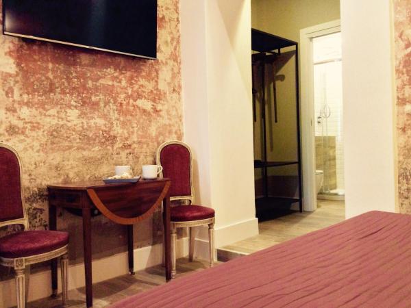 B&B NAPOLI AMORE MIO : photo 4 de la chambre chambre double avec salle de bains privative