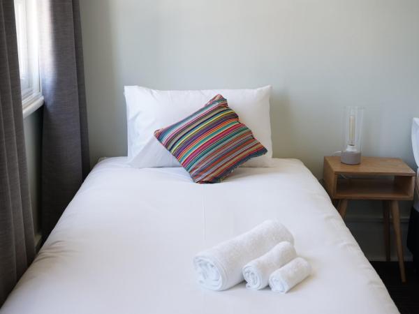 Rosehill Hotel : photo 3 de la chambre chambre triple avec salle de bains commune