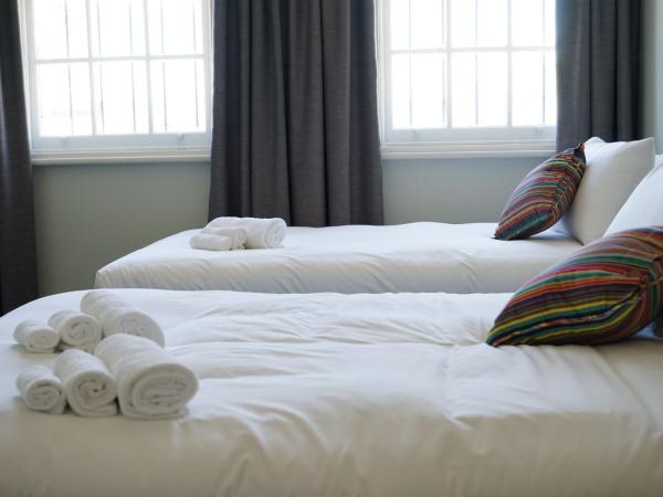 Rosehill Hotel : photo 2 de la chambre chambre triple avec salle de bains commune