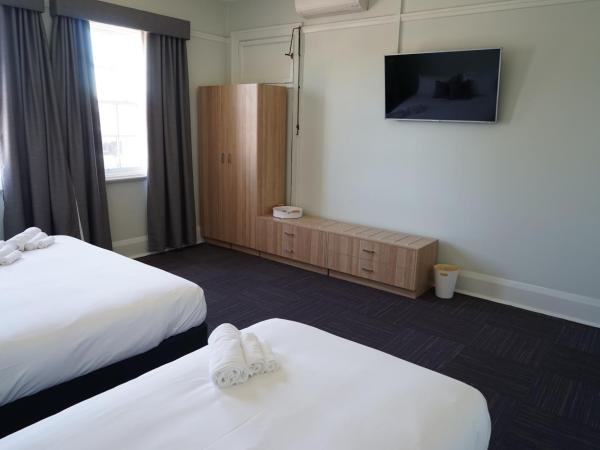 Rosehill Hotel : photo 6 de la chambre chambre triple supérieure avec salle de bains commune