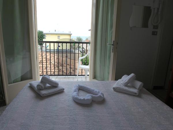 Hotel Diamante : photo 2 de la chambre chambre double avec balcon et accès plage