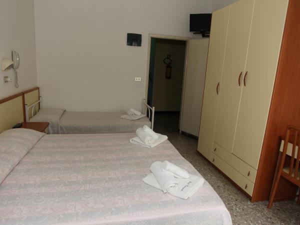 Hotel Diamante : photo 1 de la chambre triple room with balcony and beach access