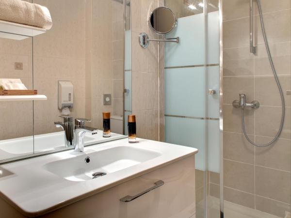 Logis Hôtel du Midi - Saint Etienne Sud : photo 3 de la chambre chambre triple privilège avec lit double et lit d'appoint