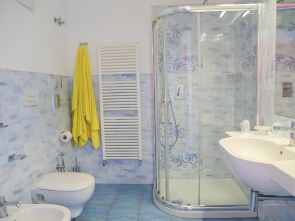 Hotel Torre Sant'Angelo : photo 8 de la chambre chambre double supérieure avec vue partielle sur la mer