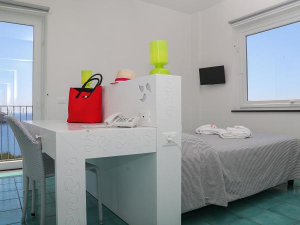 Hotel Torre Sant'Angelo : photo 9 de la chambre chambre double deluxe - vue sur mer