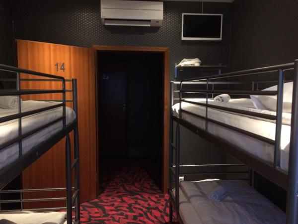 Loft Car Factory : photo 4 de la chambre chambre quadruple avec salle de bains commune