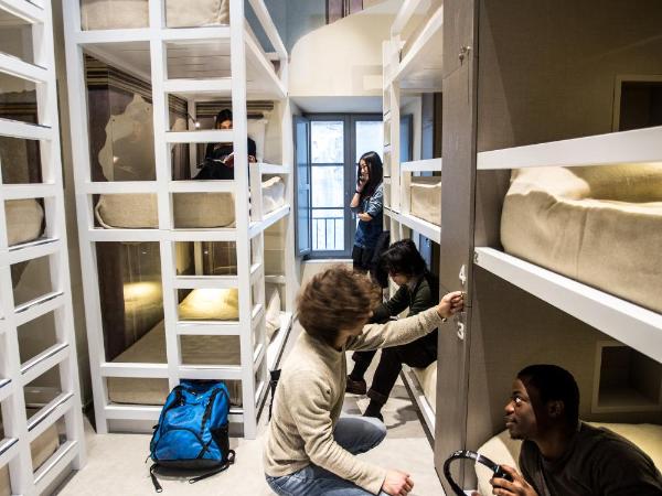 Little Italy Hostel Ex Chiesa S Donato : photo 1 de la chambre lit dans dortoir mixte de 12 lits