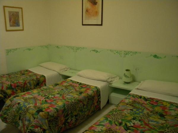 Hotel Adua : photo 4 de la chambre chambre triple avec salle de bains commune - annexe