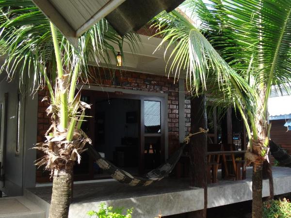Lanta New Coconut Bungalow : photo 4 de la chambre bungalow familial