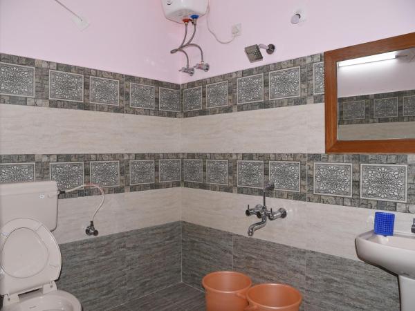 anjani mansion : photo 1 de la chambre chambre simple avec salle de bains