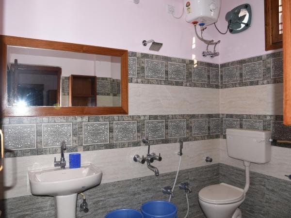 anjani mansion : photo 1 de la chambre chambre triple avec salle de bains