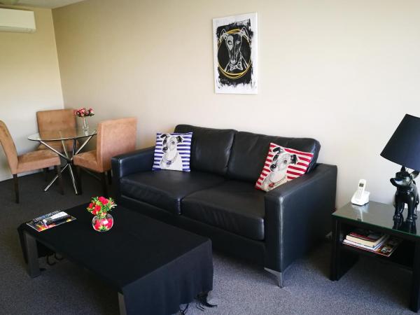 Belmont Motor Inn : photo 10 de la chambre suite 1 chambre lit king-size