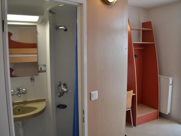 Auberge de Jeunesse : photo 2 de la chambre chambre quadruple avec salle de bains privative