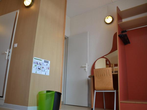 Auberge de Jeunesse : photo 3 de la chambre chambre quadruple avec salle de bains privative