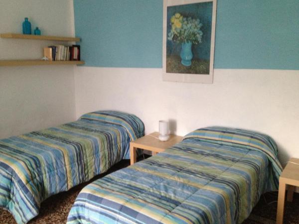 B&B Blue Home : photo 10 de la chambre chambre double ou lits jumeaux avec salle de bains commune