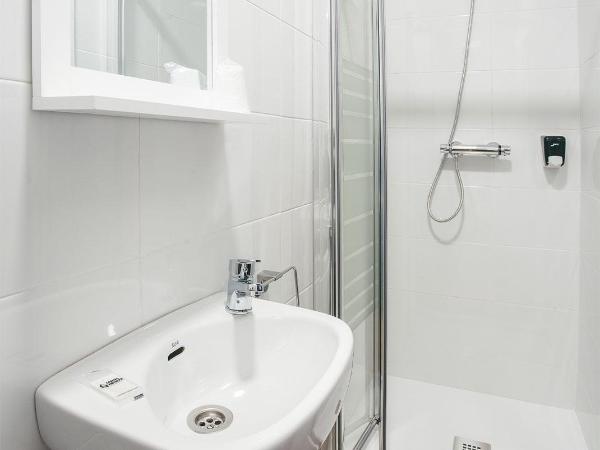 Casual Serantes : photo 7 de la chambre chambre familiale avec salle de bains privative