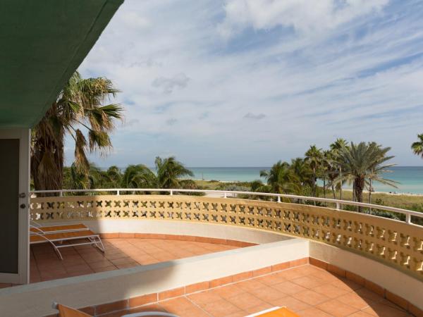 Broadmore Miami Beach : photo 4 de la chambre chambre lit king-size avec balcon - côté océan