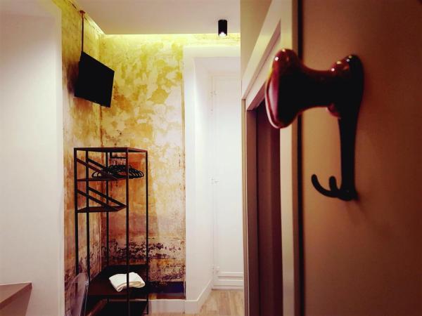 B&B NAPOLI AMORE MIO : photo 4 de la chambre chambre double avec salle de bains privative et balcon