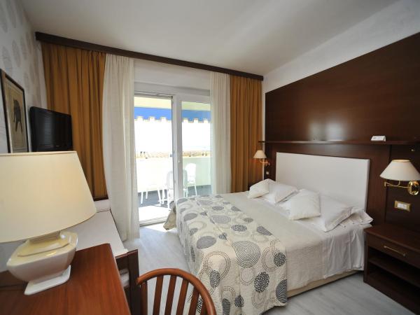 Hotel Corallo : photo 2 de la chambre chambre double ou lits jumeaux avec balcon et vue latérale sur la mer