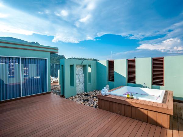 Phi Phi Harbour View Hotel-SHA Extra Plus : photo 7 de la chambre suite junior avec bain à remous extérieur