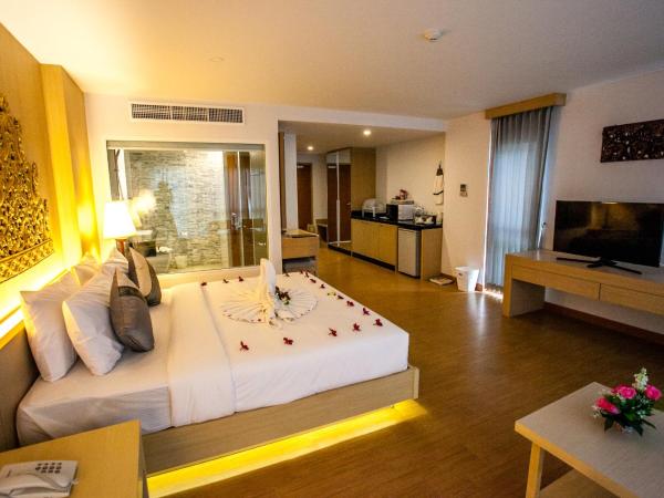 Phi Phi Harbour View Hotel-SHA Extra Plus : photo 2 de la chambre suite junior avec bain à remous extérieur