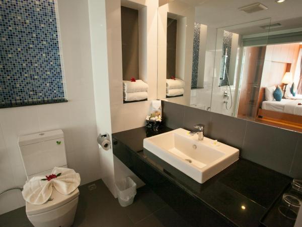 Phi Phi Harbour View Hotel-SHA Extra Plus : photo 2 de la chambre chambre triple de luxe avec accès à la piscine