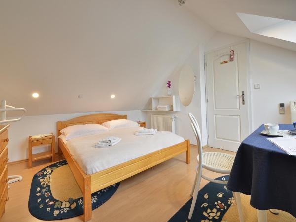A. V. Pension Praha : photo 4 de la chambre attic apartment with free parking