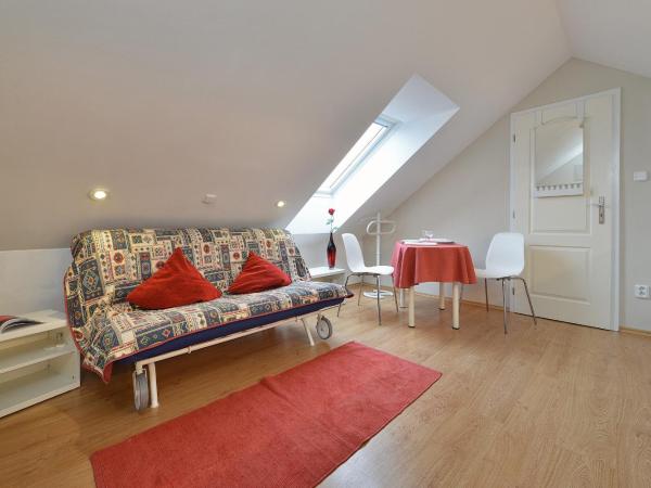 A. V. Pension Praha : photo 7 de la chambre attic apartment with free parking