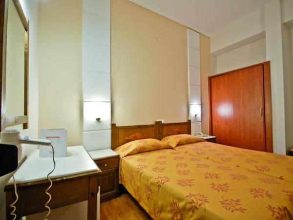 Hotel Coronis : photo 1 de la chambre chambre lits jumeaux avec vue sur ville