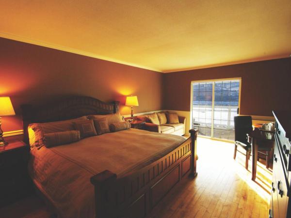 South Thompson Inn & Conference Centre : photo 1 de la chambre chambre lit king-size deluxe - vue sur rivière