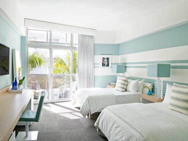 The Local House : photo 4 de la chambre chambre double avec 2 lits doubles et vue partielle sur l'océan