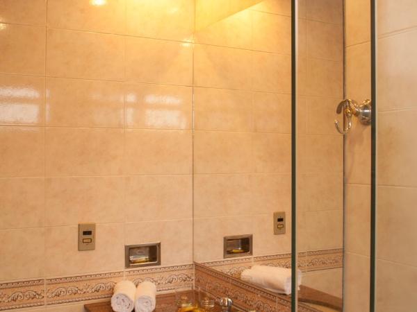 King Hotel : photo 1 de la chambre chambre lits jumeaux avec salle de bains