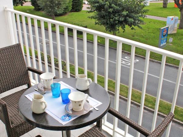 Logis Htel Les Bleuets : photo 1 de la chambre chambre triple suprieure vue mer - avec douche