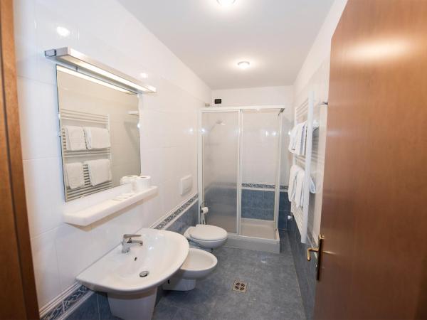 Hotel Guerrato : photo 4 de la chambre chambre double avec salle de bains privative séparée