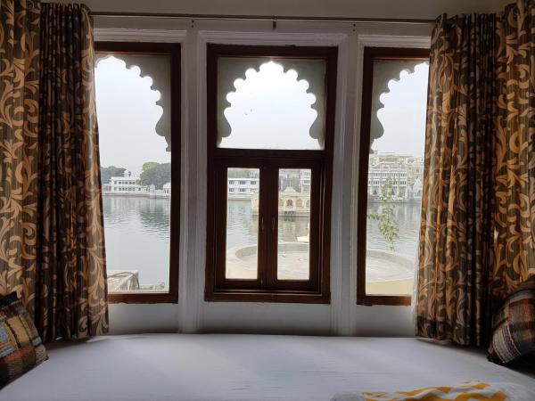 Hotel Devraj Niwas on Lake Pichola : photo 2 de la chambre premium lake view room