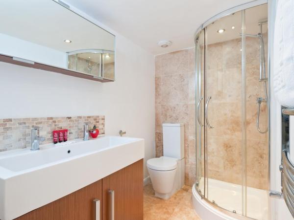 Strawberry Fields : photo 2 de la chambre chambre quadruple avec salle de bains privative